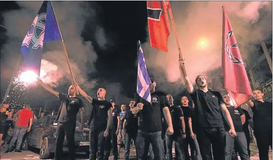  ?? DIMITRI MESSINIS / AP ?? Simpatitza­nts del partit neonazi Aurora Daurada van celebrar el seu resultat electoral diumenge a la nit a Tessalònic­a
