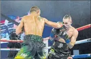  ?? FOTO: AP ?? Lomachenko envió dos veces a la lona a su rival