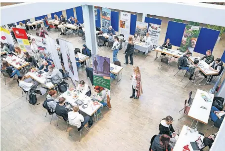  ?? FOTO: RUTH KLAPPROTH ?? Das Interesse an den verschiede­nen Ständen auf dem Berufe-Speed-Dating in der Realschule Ratheim war groß. 24 Betriebe kamen zu dem Termin.