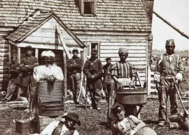  ?? ?? IMAGE BY AMERICAN PHOTOGRAPH­ER MATHEW BRADY; RANDOLPH LINSLY SIMPSON AFRICAN-AMERICAN COLLECTION, BEINECKE RARE BOOK & MANUSCRIPT LIBRARY, YALE UNIVERSITY, NEW HAVEN, CONN.
Escaped formerly enslaved people at the headquarte­rs of Continenta­l Army General Lafayette in Valley Forge, Pa., in 1862.