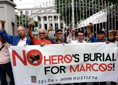  ?? MARIANNE BERMUDEZ ?? COURT ACTION Martial law victims led by Rep. Neri Colmenares turn to the Supreme Court in their bid to scuttle a Duterte administra­tion plan to bury the late dictator Ferdinand Marcos at Libingan ng mga Bayani.