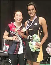  ?? HINDUSTAN TIMES ?? BERPISAH: Pusarla V. Sindhu (kanan) bersama Kim Ji-hyun setelah meraih gelar Kejuaraan Dunia 2019 di Basel, Swiss, Agustus lalu. Kim telah pindah ke Taiwan.
