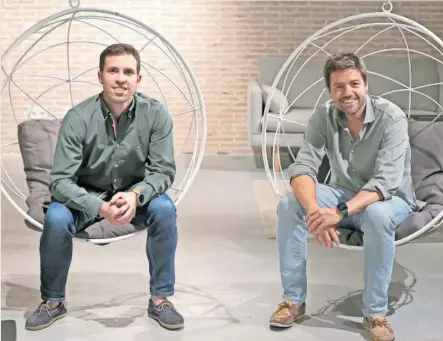  ?? JUAN LÁZARO ?? Carlos Serrano y Antonio Berga, socios fundadores de Embat.