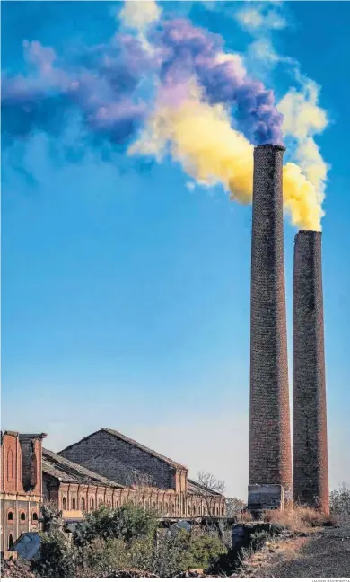 ?? JAVIER PASTORIZA ?? Dos chimeneas del Cerco Industrial expulsan humo de colores.
