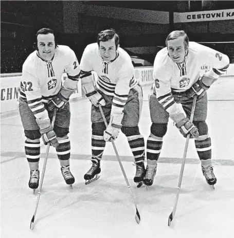  ?? Josef Augusta (vpravo), Milan Nový (uprostřed) a Eduard Novák v roce 1975, kdy na MS vybojovali stříbrné medaile. FOTO ČTK ?? Slavný reprezenta­ční útok.
