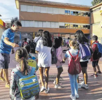  ?? MARTA FERNÁNDEZ JATA / EUROPA PRESS ?? Varios alumnos entran en un colegio público de Madrid, en septiembre de 2022.