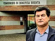  ?? ?? Preoccupat­o Enzo Sonza, presidente del Consorzio di bonifica Brenta, guarda al futuro non senza timori «La sfida che ci attende è la gestione del cambiament­o climatico»