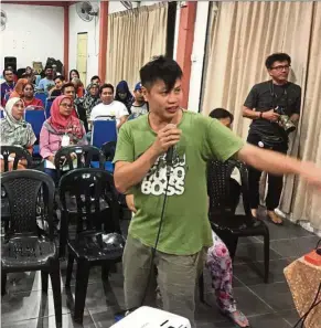  ??  ?? Dr Teo sharing his knowledge of snakes with the participan­ts.