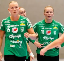 ?? ?? Elin Svensson och Madeleine Lindgren deppar. KHK förlorade mot Hallby med uddamålet.