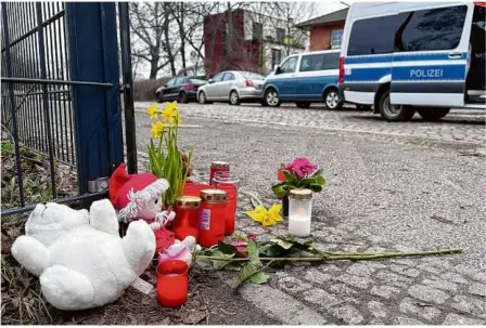  ?? Foto: Paul Zinken/dpa ?? Gedenken an das getötete Mädchen unweit des Bürgerpark­s in Pankow.