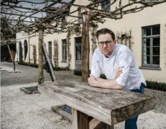  ?? FOTO BOUMEDIENE BELBACHIR ?? Koen Verjans van sterrenzaa­k Innesto twijfelt. “We willen de mensen toch een zeker comfort kunnen bieden. Om hen dan onder een paraplu in de regen te zetten…”