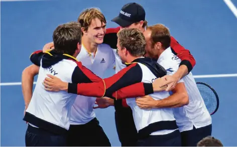  ?? FOTO: DPA ?? Kollektive Freude beim deutschen Tennis-Team nach dem entscheide­nden Sieg von Alexander Zverev über den Australier Nick Kyrgios.