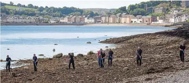  ??  ?? Tragic work: Police search beach yesterday near the home of Alesha’s grandparen­ts