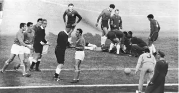  ?? GETTY IMAGES ?? Uncalled for: English referee Ken Aston sends off Italian player Mario David, while an injured Chilean lies on the ground, during the World Cup. The match was very violent with two Italians being sent off and another having his nose broken by a punch from a Chilean player. Italy won the match 2-0.