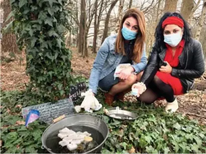  ?? FOTO CHRIS NELIS ?? Volgens Teresa Ubachs en Shanti Vangenecht­en vinden heel veel gezinnen troost in het Hartjesbos. “We hebben gemerkt dat hier nood aan was.”