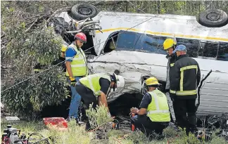  ?? Picture: WERNER HILLS ?? FATAL ACCIDENT: Rescue officials on the scene of the taxi accident on the N2 near Blue Horizon Bay