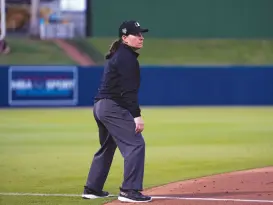  ?? ?? l La umpire Jen Pawol toma su posición en la tercera base, en la pretempora­da de Grandes Ligas.
