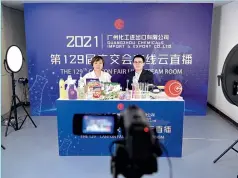  ?? Cnsphoto ?? 15 de abril de 2021. Personal de Guangzhou Chemical Import & Export presenta sus productos en una transmisió­n en vivo en la Feria de Cantón.