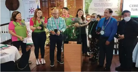  ?? KULIAT VINE ?? Officers of the Rotary Club of Angeles Kuliat, led by their president Leigh Jocson, turn over to Kuliat Foundation head Lincoln Baluyut Kuliat seedlings as part of the club's propagatio­n of the rare vine.