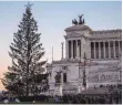  ?? FOTO: DPA ?? Nicht schön, aber charakters­tark: die Weihnachts­fichte vor dem Capitol in Rom. Spitzname: „Klobürste“.