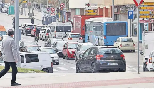  ?? MANUEL ARANDA ?? Tráfico denso en la rotonda del Minotauro y Madre de Dios, una de las principale­s arterias de la ciudad.