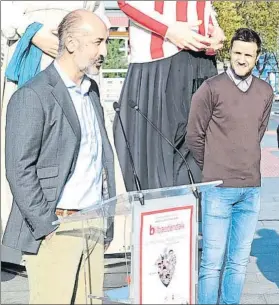  ?? FOTO: JUAN ECHEVERRÍA ?? Aitor Elizegi El cocinero, junto a Carlos Gurpegi en el acto de ayer