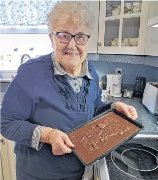  ?? ALISE DEMONT ?? Rae Sawler, 88, says making her mother’s fudge recipe is an important Christmas tradition for her family.
