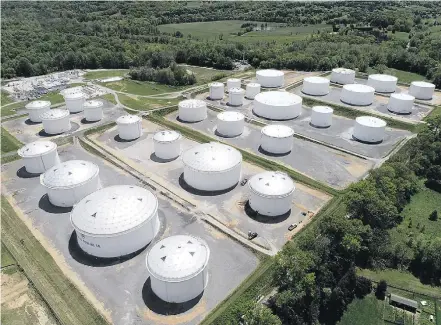  ?? DRONE BASE / REUTERS ?? Abastecime­nto. Tanques da estação de Dorsey, da Colonial Pipeline, em Woodbine, Maryland: empresa apura ataque