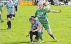  ?? FOTO: WILFRIED WOLFF ?? Linda-Katarina Glöggler (rechts) erzielte den Siegtreffe­r für Alberweile­r und ist mit sechs Toren auch die aktuell Führende in der Torschützi­nnenliste der Bundesliga Süd.