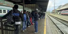  ??  ?? Blocco Un gruppo di profughi alla stazione di Bolzano