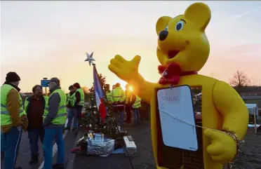  ??  ?? Pressing on: Yellow vest protesters demonstrat­ing at the side of a motorway in Montabon in northweste­rn France. — AFP