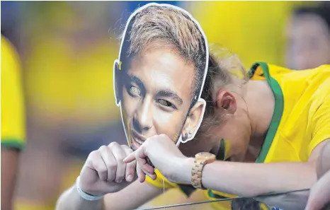  ?? FOTO: DPA ?? Die Trauer war groß an jenem 8. Juli 2014: Eine brasiliani­sche Neymar-Anhängerin ist nach dem 1:7 verzweifel­t.