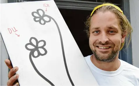  ?? Foto: Silvio Wyszengrad ?? Berni McQueen ist der Schöpfer der Augsburgbl­ume. Heute arbeitet er als Street Art Künstler.