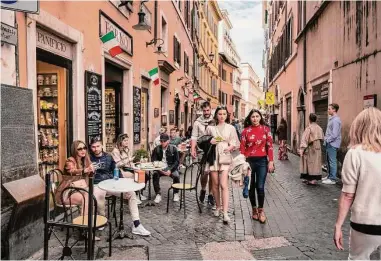  ?? Photos by Francesco Lastrucci / New York Times ?? Cafes along Via delle Muratte, near Trevi Fountain, are beginning to see an influx of tourists.