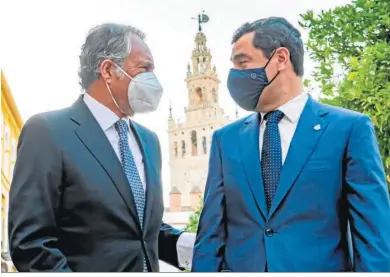  ??  ?? El presidente de Grupo Joly, José Joly, junto al presidente de la Junta en la entrada al acto.