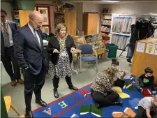  ?? KEVIN TUSTIN - MEDIANEWS GROUP ?? Kindergart­en library/computer and science teacher Noelle Hokanson shows Gov. Tom Wolf the robotics programs her students work on.