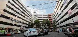  ?? —GRIG C. MONTEGRAND­E ?? LIVING DANGEROUSL­Y Despite repeated warnings, residents at Punta Santa Ana Tenement in Manila are staying put.