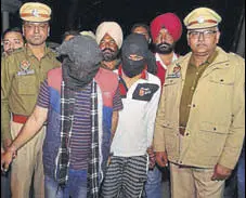  ?? SAMEER SEHGAL/HT ?? The two accused in police custody in Amritsar on Thursday.