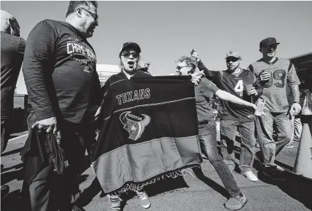  ?? Photos by Godofredo A. Vásquez / Staff photograph­er ?? Above: Texans fans get together for a tailgate before the team’s wild-card game against the Buffalo Bills on Saturday. Right: Marc Montemayor, 49, grills food hours before kickoff.