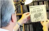  ?? BILDER: TORSTEN VON REEKEN ?? Schwarzes @old: Die zweite Ausgabe von „Elvis Sails“(linkes Bild) will Hartig noch haben. Die „Reminiscin­g“von Buddy Holly hat er schon – seit 1963.
