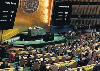  ?? EVAN SCHNEIDER/ONU ?? Adesão. Placar da ONU mostra os três votos contra resolução que pede o fim do embargo a Cuba