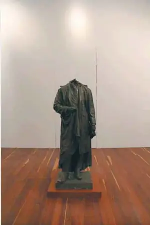  ?? / Ugo Luisi y Giovanni Vignali ?? Monumento de bronce de José Ignacio de Márquez decapitado que se ubica a la salida de la exposición “Primera y última: dos cartas para Colombia”.