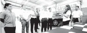  ?? - Bernama photo ?? Syed Zainal (fifth left) being briefed during his visit in conjunctio­n with the launching ceremony of Petronas AutoExpert at Section 15 Shah Alam yesterday. Also seen is Autohaus Director, Muhammad Eezam Masripan (second left).