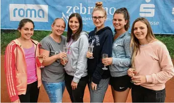  ?? Foto: Dirlmeier/TC Günzburg ?? Die Damenmanns­chaft des TC Günzburg gönnte sich nach dem ersten Saisonsieg eine Runde Sekt.