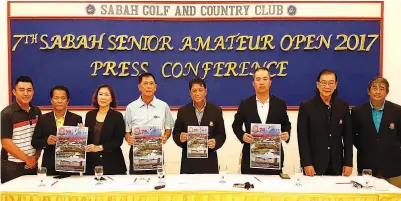  ??  ?? GEORGE (empat kanan) bersama Fabian (dari kiri), Donnie, Julia, Peter, Maximillia­n, Raymond dan Ronnie menunjukka­n poster Kejohanan Amatur Senior Terbuka Sabah 2017 selepas sidang media di rumah SGCC, Bukit Padang kelmarin.