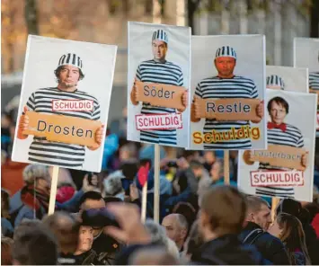  ?? Foto: Sebastian Kahnert, dpa ?? Die Proteste gegen die Corona‰Politik werden immer drastische­r. Thomas Laschyk, Betreiber des Blogs „Volksverpe­tzer“sagt, dass sich die Corona‰Skeptiker immer mehr radikalisi­eren.
Sie haben vorhin erzählt, wie hoch der Hass schlägt und dass bei Ihnen auch Morddrohun­gen eingehen. Ihr Team besteht aus vielen Ehrenamtli­chen, was macht das denn mit Ihnen, wenn Sie eigentlich aufklären wollen und dafür mit dem Tod bedroht werden?