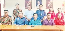  ??  ?? JAMAWI (tengah) bersama rombongan Balai Bomba Daerah Tenom yang diketuai oleh Pegawai Penguasa Zainal Senisian merakamkan gambar kenangan selepas kunjungan tersebut.