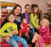  ??  ?? Eine Familie, die immer größer geworden ist: Tanja und Hubert Heel mit den Kindern Lea Sophie, 9, Benjamin, 5, Patrizia, 3, und dem kleinen Mattheo.