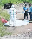  ?? FOTO: ESTALIN IRÍAS ?? Los parientes de Lagos Flores llegaron a Medicina Forense.