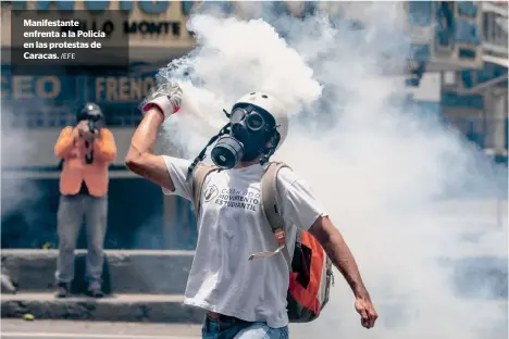  ?? /EFE ?? Manifestan­te enfrenta a la Policía en las protestas de Caracas.